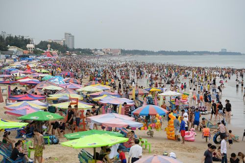 Biển Vũng Tàu ken đặc người tắm biển ngày lễ