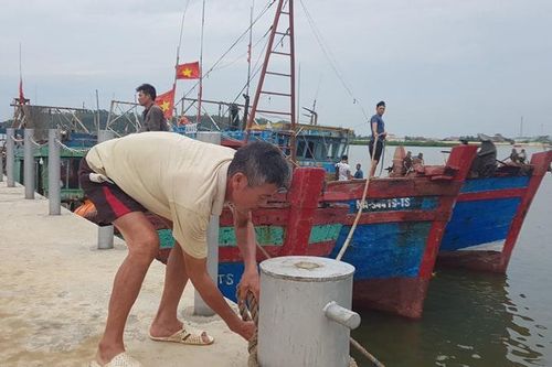 Áp thấp nhiệt đới trên biển Đông diễn biến phức tạp, Nghệ An cấm biển