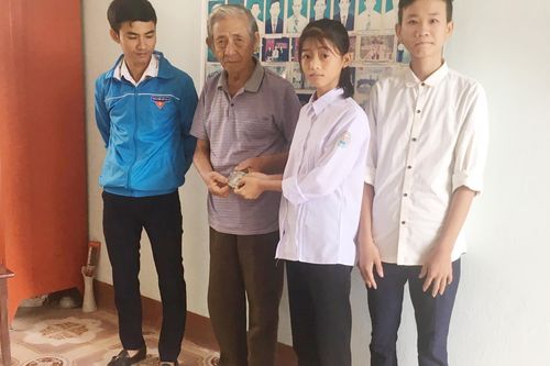 Nhặt được 14 triệu đồng, 2 học sinh tìm người đánh rơi trả lại