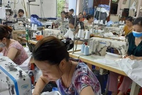 Nghị lực phi thường của ông chủ xưởng may khuyết tật