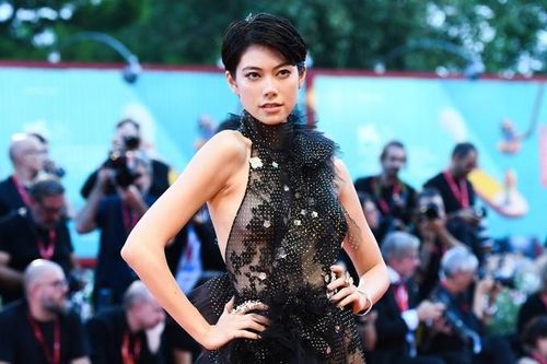 Mỹ nhân Nhật Bản-Thái Lan cùng diện mốt không nội y, hở ngực trần ở LHP Venice