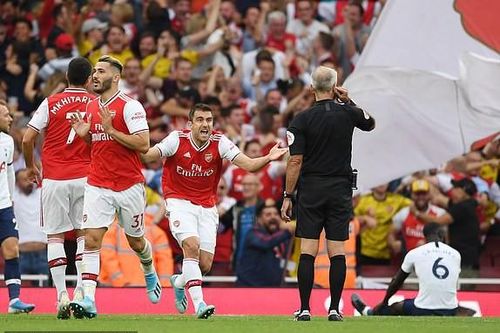 VAR 'lên tiếng', Arsenal chia điểm với Tottenham