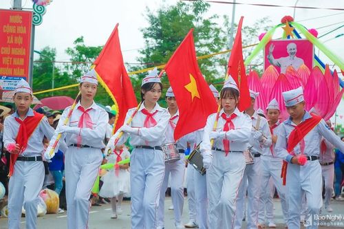Hàng nghìn học sinh ở Nghệ An thi nghi thức Đội chào mừng Quốc khánh