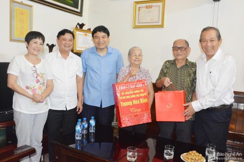 Phó Thủ tướng Trương Hòa Bình thăm, tặng quà các gia đình chính sách ở TP. Vinh