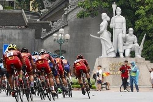 Cua rơ Hàn Quốc về nhất sau 30 vòng đua quanh hồ Hoàn Kiếm