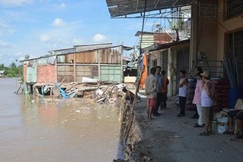 Sạt lở, 9 căn nhà ở Sóc Trăng trôi theo dòng nước