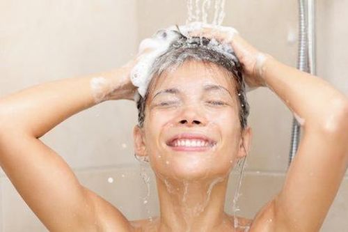 Nhỏ nước muối sinh lý có vào tai có khỏi ù tai, hết viêm nhiễm sau khi tắm gội, đi bơi không?