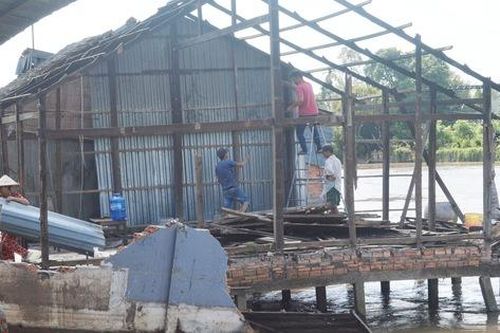Sạt lở 'nuốt' 9 căn nhà dân, đe dọa nhiều căn nhà khác
