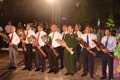 Chủ tịch Trần Thanh Mẫn dâng hoa trước tượng đài Nguyễn Tất Thành tại trường Quốc học Huế