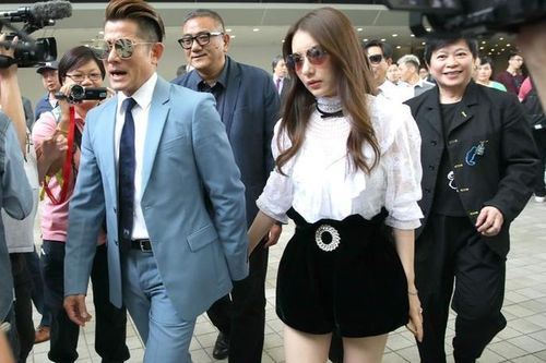 Thiên vương Quách Phú Thành nắm tay vợ trẻ đi xem đua ngựa