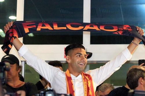 Biển người chào đón Falcao đến Galatasaray