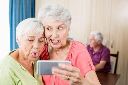 Người già Mỹ 'nghiện' công nghệ hơn giới trẻ, tốn 10 tiếng mỗi ngày