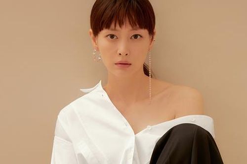 Vợ Won Bin khó nhận ra trong ảnh mới