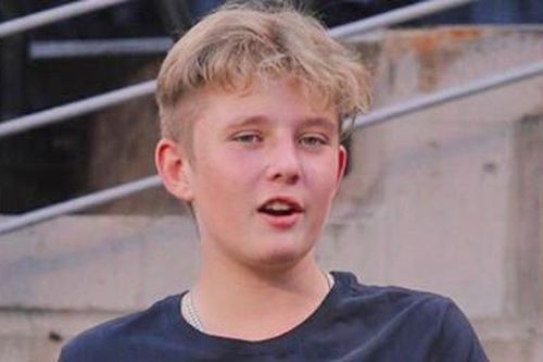 Barron Trump cao vượt trội bạn bè khi đi tập bóng đá