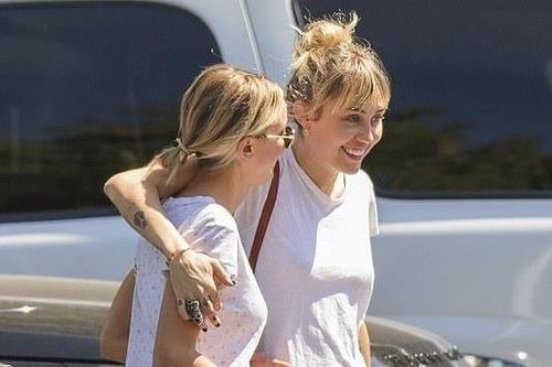 Miley Cyrus vui vẻ đi chơi cùng bạn gái tin đồn