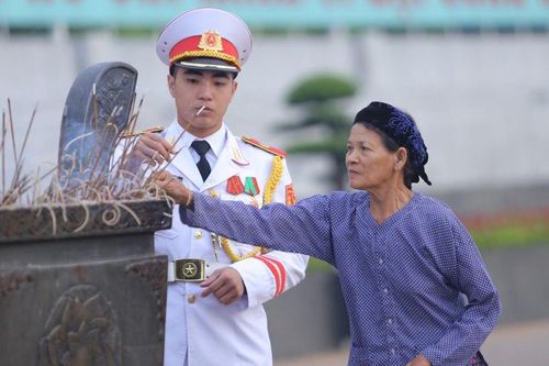 Hàng nghìn người trang nghiêm xếp hàng vào lăng viếng Chủ tịch Hồ Chí Minh