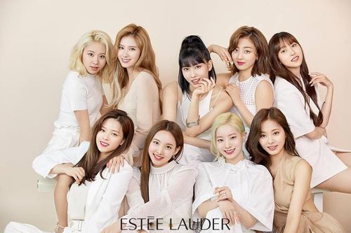 9 thành viên Twice đẹp sang chảnh trong quảng cáo mới của thương hiệu Esteé Lauder