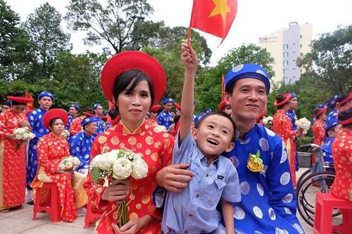 100 đôi công nhân tham gia lễ cưới tập thể