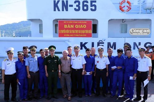 10 thuyền viên đi qua 26 giờ sinh tử giữa biển khơi