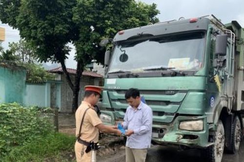Tăng cường kiểm tra, xử lý xe quá tải trên Quốc lộ 21A
