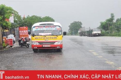 Người dân Hương Khê phấn khởi khi xe buýt về tận làng