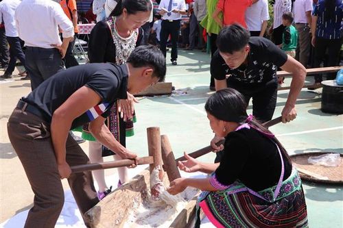 Thi giã bánh dày trong ngày Tết Độc lập của đồng bào dân tộc Mông