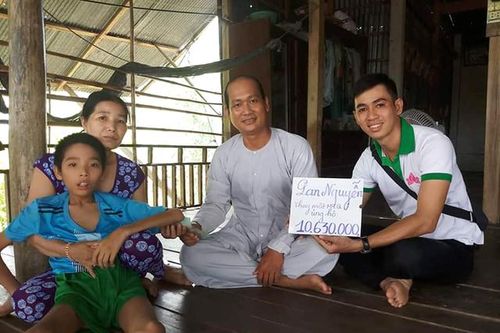 Bạn đọc Báo Đồng Tháp trao hỗ trợ cho người có hoàn cảnh khó khăn