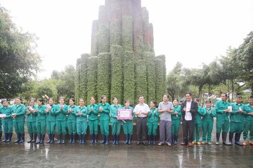 Bí thư Tỉnh ủy Dương Văn Trang dâng hương tưởng niệm Chủ tịch Hồ Chí Minh