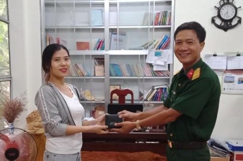 Một cán bộ quân đội nhặt được ví tiền, tìm người bị mất trả lại