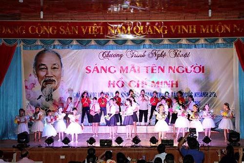 Chương trình nghệ thuật 'Sáng mãi tên Người Hồ Chí Minh'