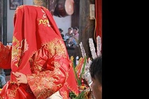 Cứa cổ anh rể cũ khi đang hầu đồng vì mâu thuẫn cũ