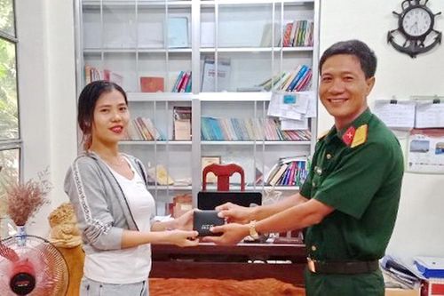 Một sĩ quan quân đội tìm kiếm người đánh rơi tài sản để trả lại