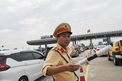 Một ngày làm việc vất vả của Cảnh sát giao thông