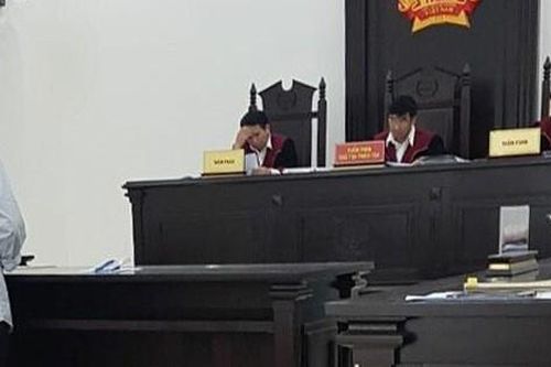Ngã giá mua dâm trong nhà vệ sinh