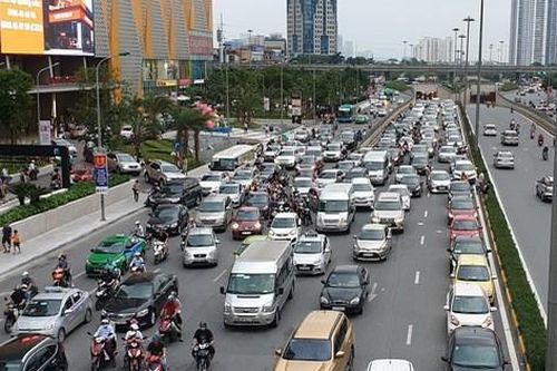 Dòng người 'tay xách, nách mang' trở lại Hà Nội sau kỳ nghỉ Quốc khánh 2/9