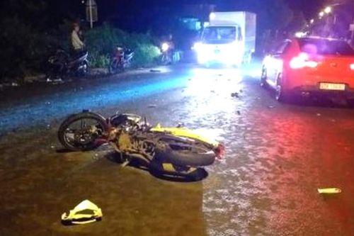 Hai xe máy đấu đầu giữa đêm, 4 người thương vong