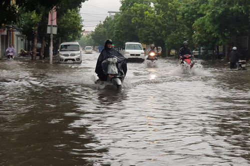 Mưa 2 ngày liền, TP Vinh ngập trong biển nước