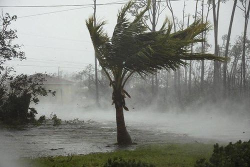 Sức gió tới 300 km/h, siêu bão 'quái vật' Dorian vẫn hầu như đứng yên
