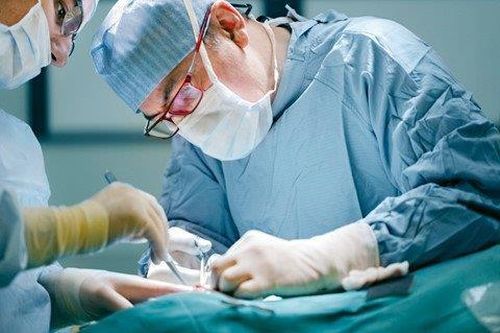 Viên sỏi to bằng quả cam trong bàng quang bệnh nhân