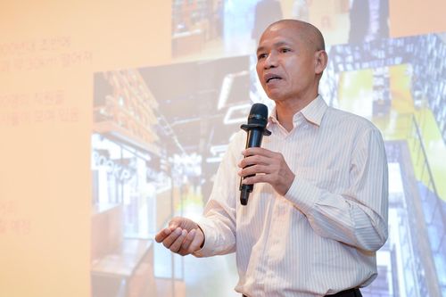 TS Nguyễn Mạnh Hùng là diễn giả tại festival văn hóa đọc Indonesia