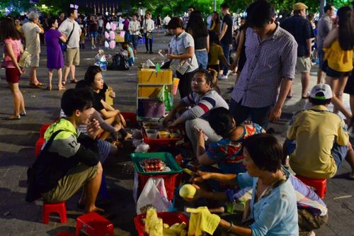 Không cho bán thức ăn trên phố đi bộ Nguyễn Huệ ở Sài Gòn