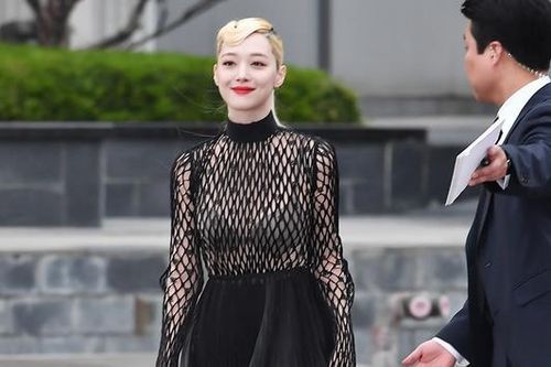 Nữ ca sĩ Sulli mặc váy để lộ nội y