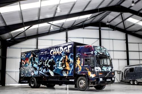 Xe tải do Banksy vẽ được rao bán với giá 1,8 triệu USD