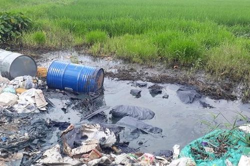 Tiếp bài rác thải nguy hại tràn Đại lộ Thăng Long: Vén màn hóa chất độc hại