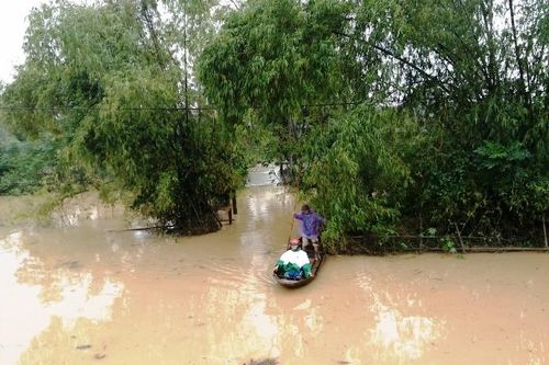 Hà Tĩnh: Mưa dồn dập, nước lũ lên nhanh, thủy điện bắt đầu xả tràn