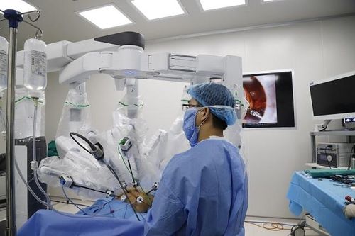 Việt Nam lần đầu tiên phẫu thuật nội soi với hệ thống Robot Da Vinci thế hệ Xi
