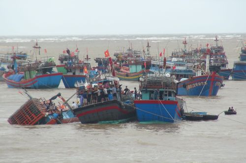 Quảng Bình: Giáo viên khó khăn trở lại trường do mưa lũ