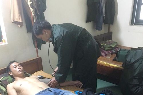 Đi câu cá, một người dân mắc kẹt trên bờ kè biển do sóng lớn