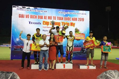 Ấn tượng màn tranh tài của các tay đua tại Giải đua xe mô tô toàn quốc dịp Quốc khánh 2/9