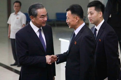 Căng thẳng với Mỹ, ngoại trưởng Trung Quốc bất ngờ thăm Triều Tiên